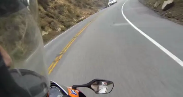 Incidenti in moto: lo moglie cade davanti al marito [Video]