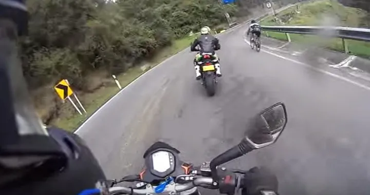 Ciclista sorpassa in curva motociclista alle prime armi [Video]