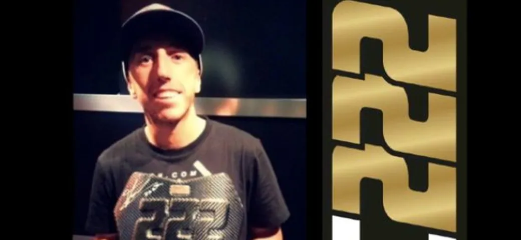 Replica tabella porta numero di Tony Cairoli all'asta per i terremotati dell'Emilia