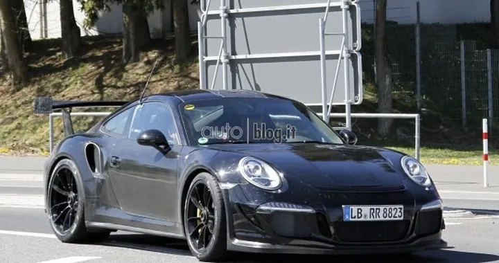 Porsche 911 GT3 RS: foto spia dal Nurburgring