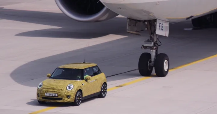 Auto elettriche: la Mini Cooper SE traina un aereo