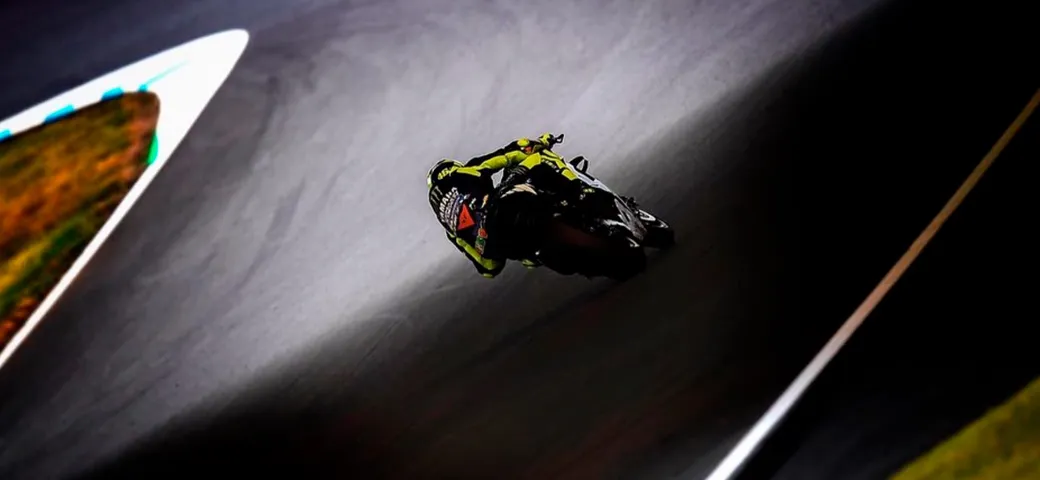 Rossi nel buio di Motegi: caduta per Valentino in Giappone