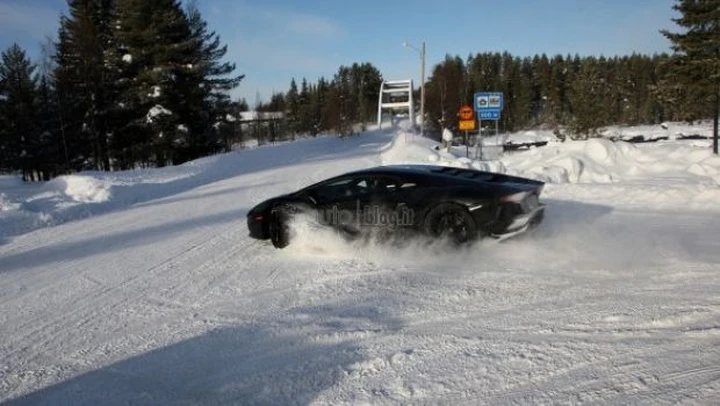 Lamborghini Aventador: un incidente sulla neve