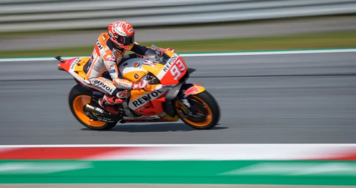 MotoGP, Marquez, che frustata! Pole per un soffio sulle Rosse del Dovi e di Jorge