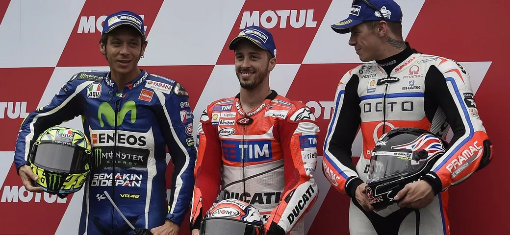 Assen MotoGP, Dovizioso in pole bagnata su Rossi. Si salva Marquez. Naufragio di Lorenzo. Tante cadute