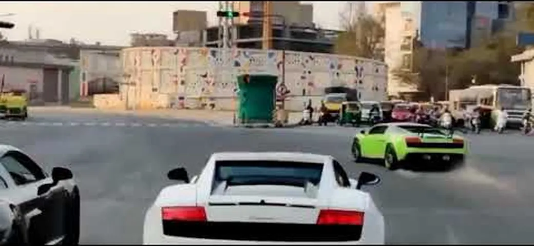 Lamborghini Gallardo colpisce il chiosco della polizia [Video]