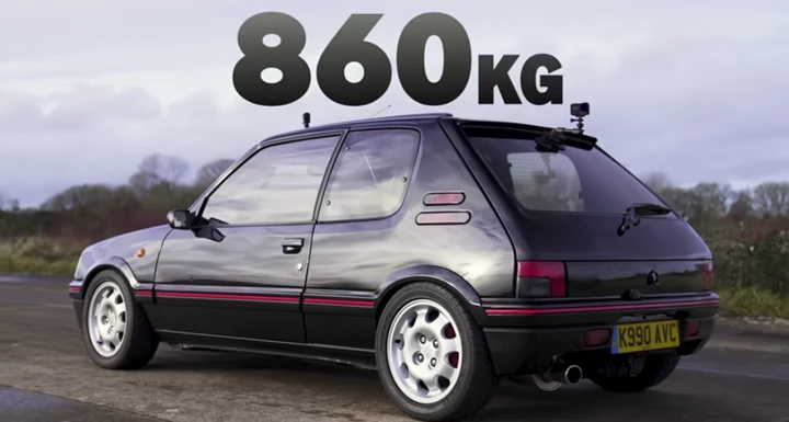 Peugeot 205 GTI sfida tutte le hot hatch anni '80 in una drag race