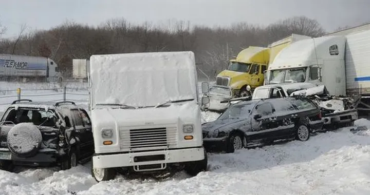 Il video del gigantesco tamponamento a catena sulla Interstate 94