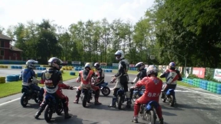 Foto del giorno: battaglie in minimoto