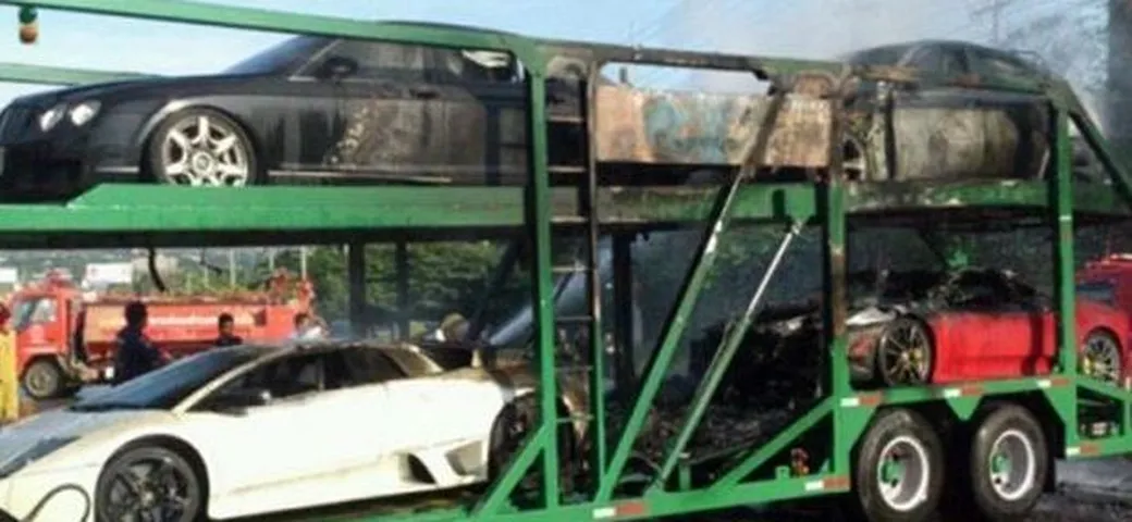 Va a fuoco una bisarca. Trasportava solo supercar!