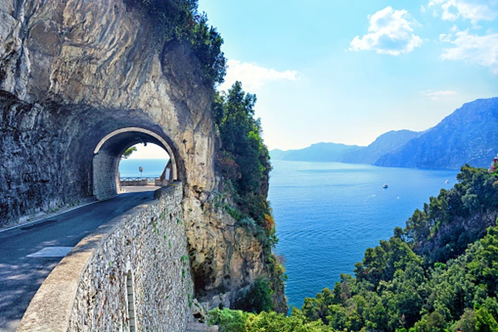 Amalfi e le top 10 strade al mondo: dove guidare è un piacere