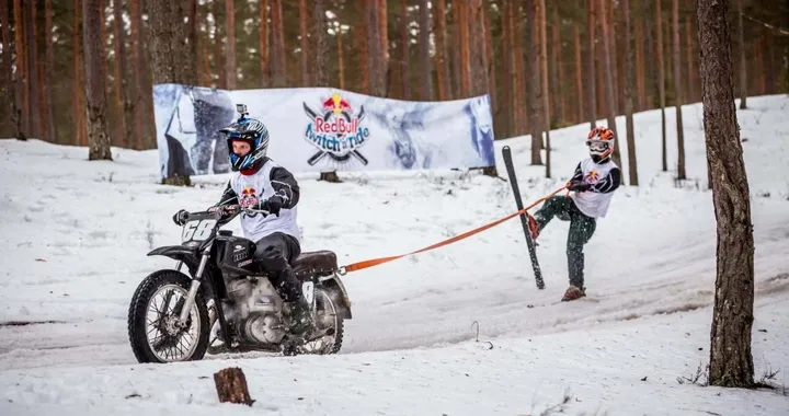 Motoskijoring: lo sport invernale che unisce Sci e Motocicletta