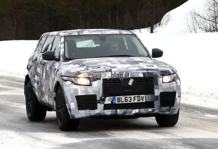 Nuova Land Rover Freelander: foto spia della variante ad alte prestazioni