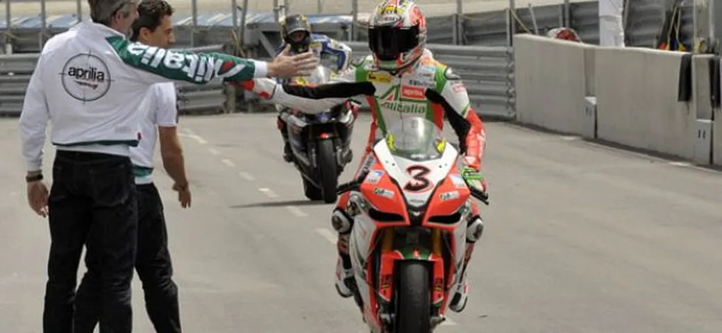 Il trionfo di Biaggi-Aprilia non è ... 