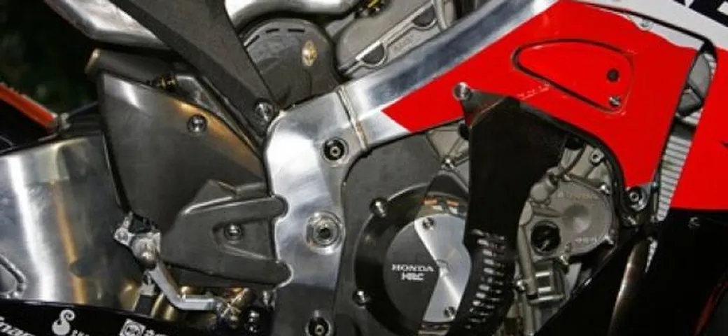 MotoGP: dal 2011 saranno disponibili i motori in 