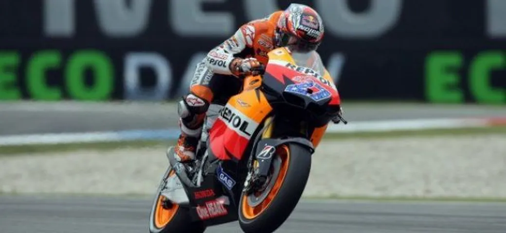 MotoGP: Casey Stoner conquista la pole in 20 minuti al Mugello, Spies e Simoncelli in prima fila. Valentino Rossi 12°