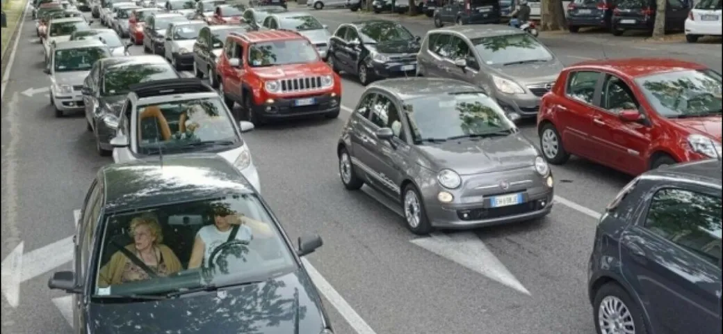 Parco auto italiano: uno su cinque con gomme lisce, uno su quattro senza revisione