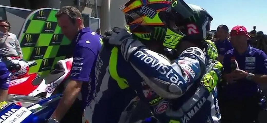 Sepang: Rossi e Lorenzo, addio rancori? Quel doppio tocco di spalla che chiude la “guerra” in MotoGP