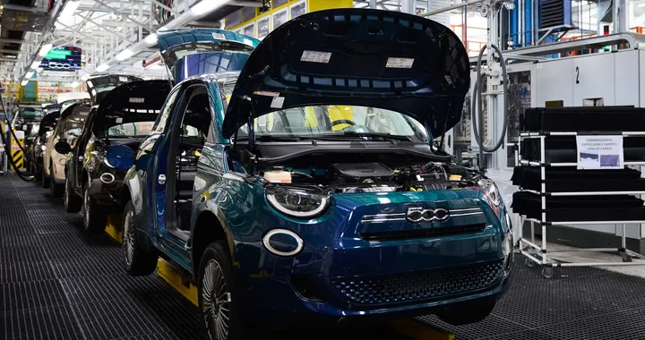 UE ci ha ripensato, niente stop alle auto termiche: si va oltre il 2040