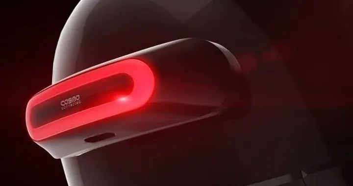 Nuova luce stop per casco by Cosmo Connected