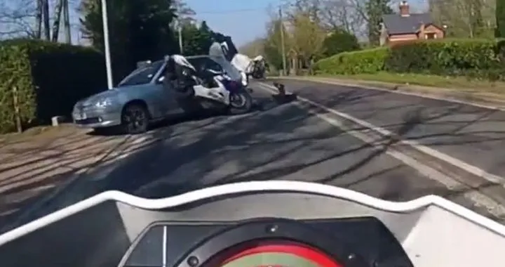 Video: automobilista svolta senza guardare e centra motociclista
