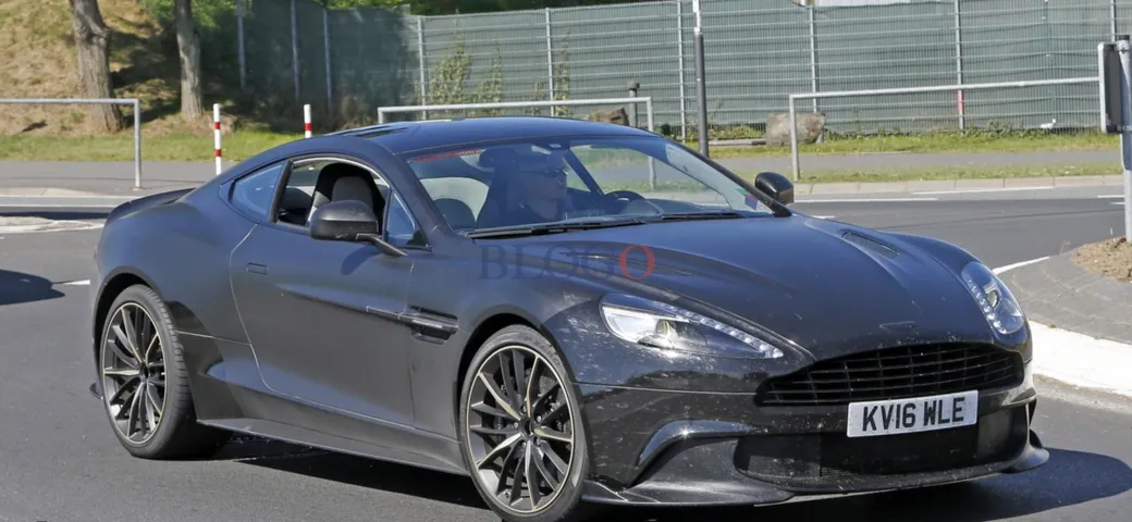 Aston Martin Vanquish S: foto spia su strada