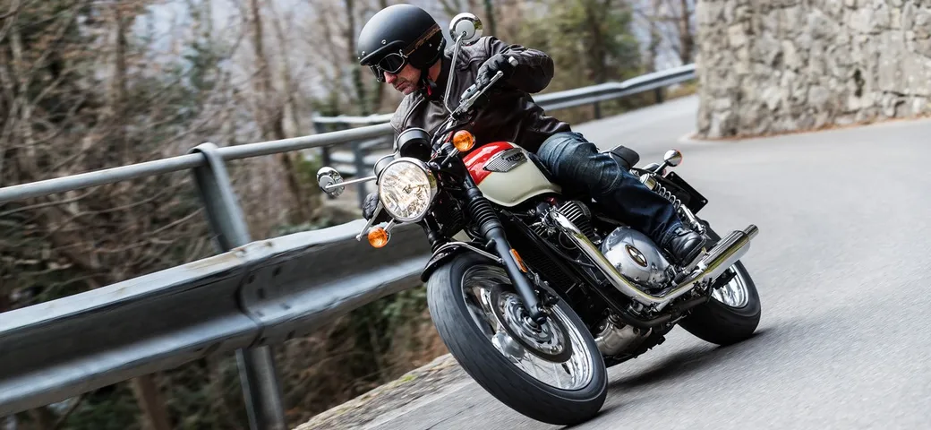 Triumph Bonneville T100 e T100 Black: prima prova