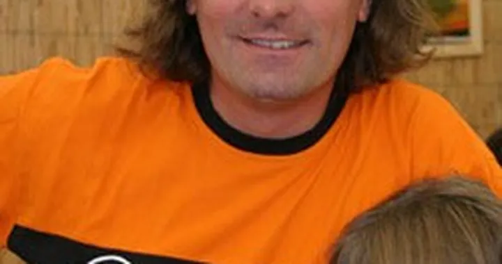 Yves Demaria firma con la Yamaha