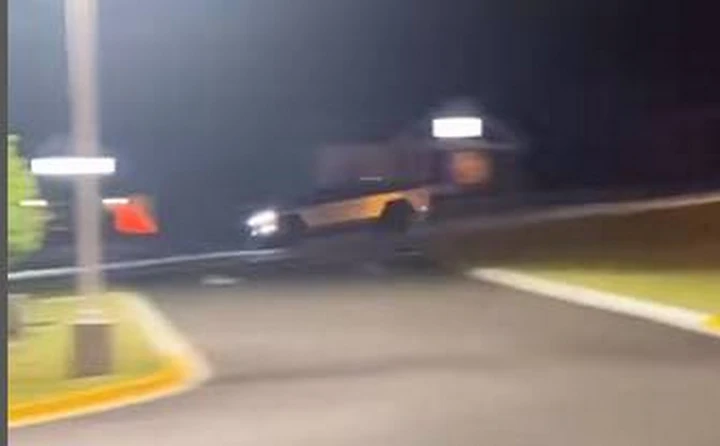 Tesla Cybertruck inseguita dalle auto della polizia | Video