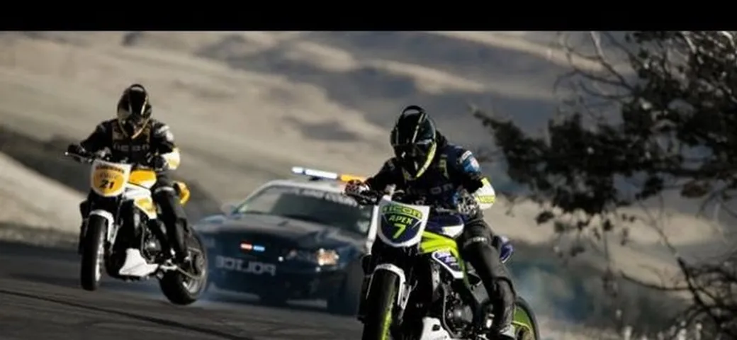 Video: Drift Battle Moto contro Mustang