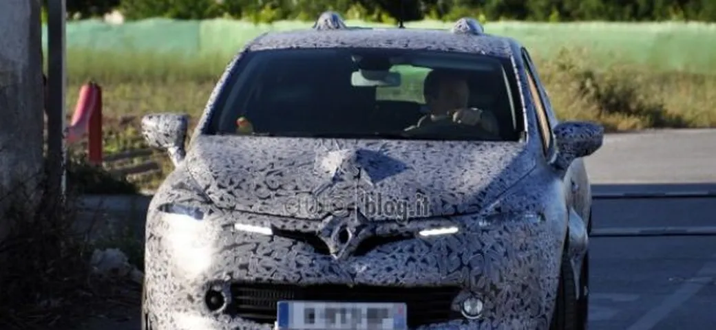 Foto spia nuova Renault Clio