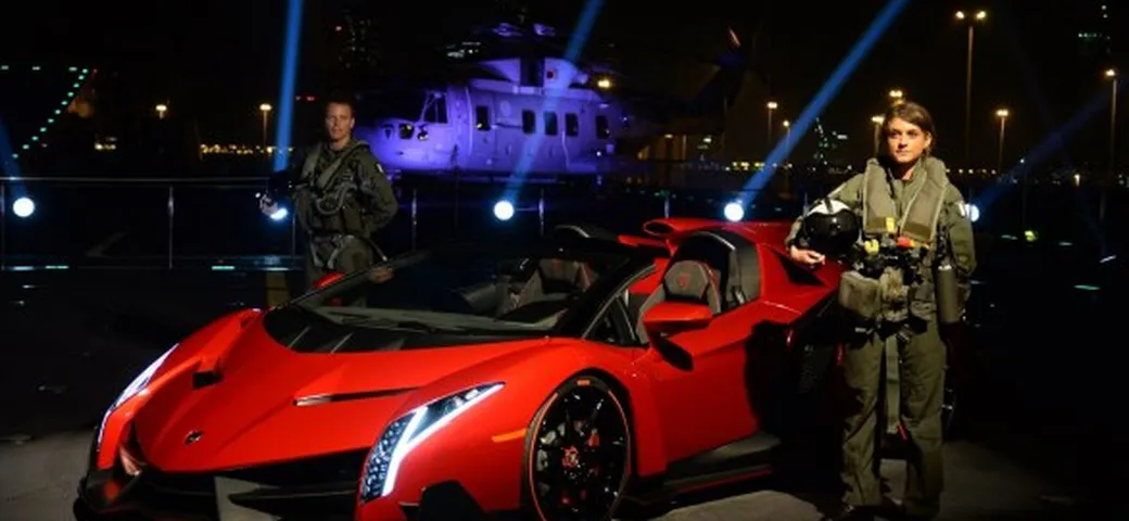 Lamborghini Veneno Roadster: premiere sulla portaerei