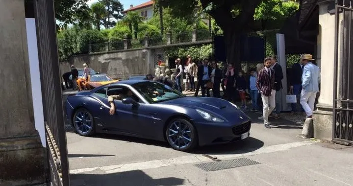 La Ferrari di Lapo bloccata ai cancelli di Villa d'Este