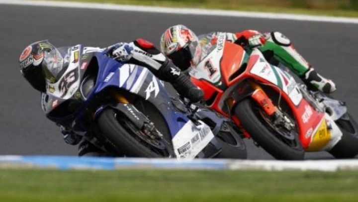 WSBK: capolavoro Melandri in Gara1 a Brno, che vince la lotta contro Max Biaggi e Carlos Checa