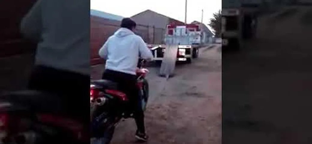 Incidente in moto: scenografica caduta dal camion [Video]