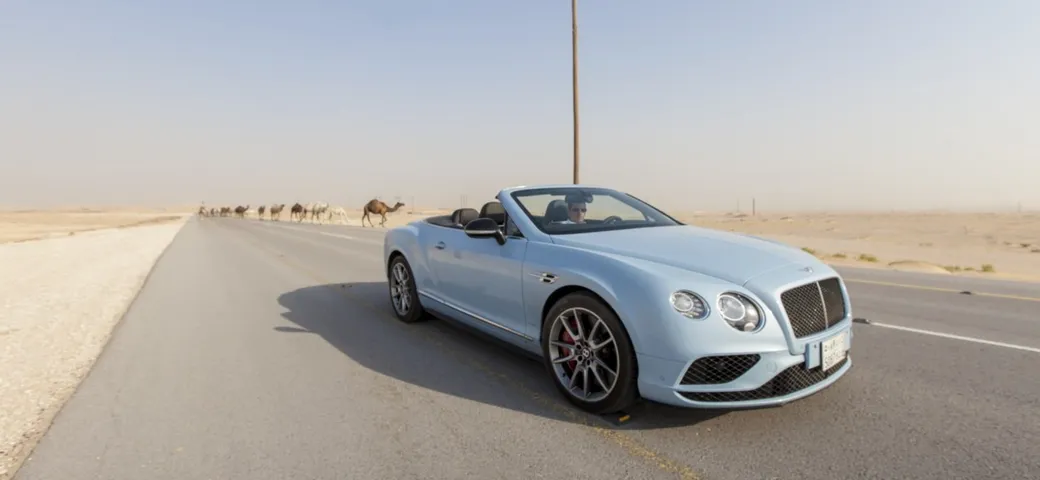 La Bentley Continental V8 S sfida un treno nel deserto [Video]