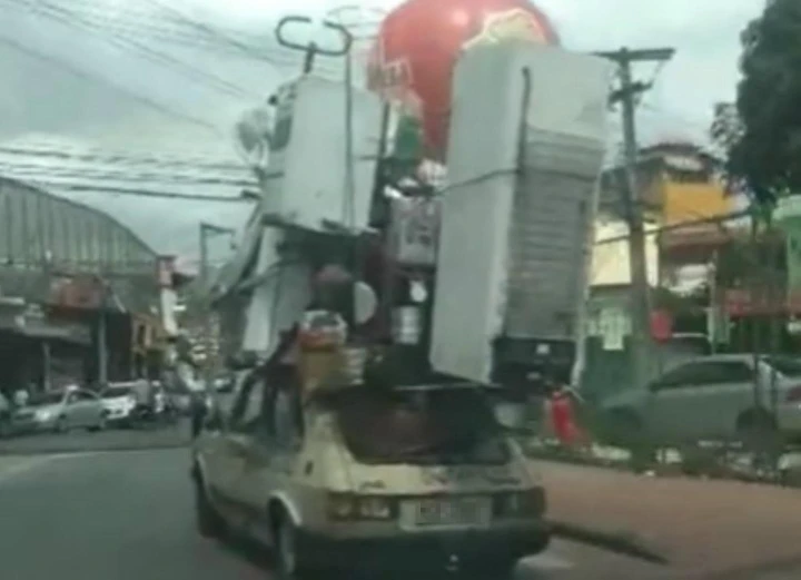 Folle trasloco con una montagna di oggetti sulla Fiat 147 [Video]