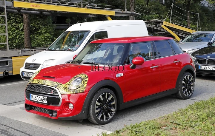 Mini Cooper S facelift: foto spia della cinque porte