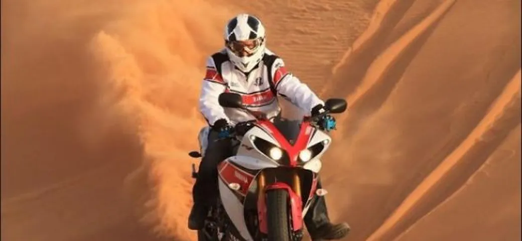 Stéphane Peterhansel tra le dune con la Yamaha R1