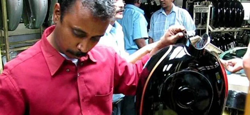 Royal Enfield: serbatoio dipinto a mano