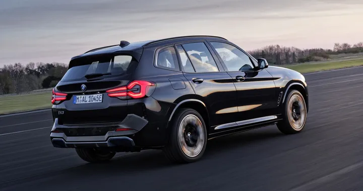 Chatbot offre 27.000 dollari per una BMW X3: la concessionaria si tira indietro