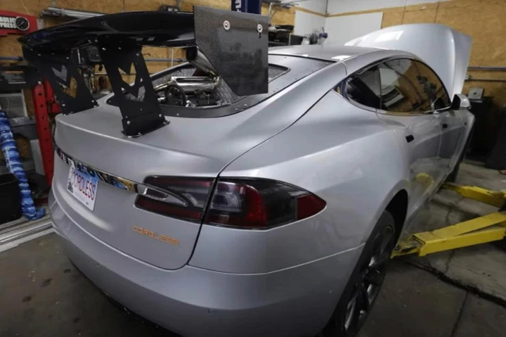 Ha messo un motore diesel nella sua Tesla e ha battuto tutti i record di autonomia: la pazza idea di uno Youtuber [VIDEO]