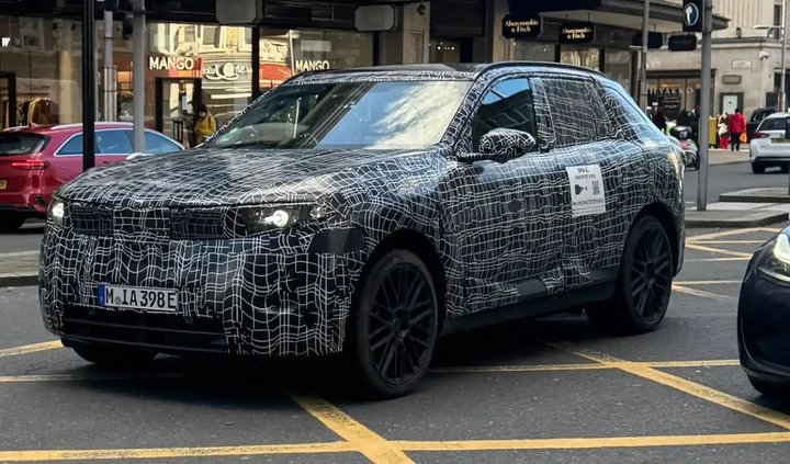 BMW X5, la nuova generazione sorpresa nel traffico: com'è