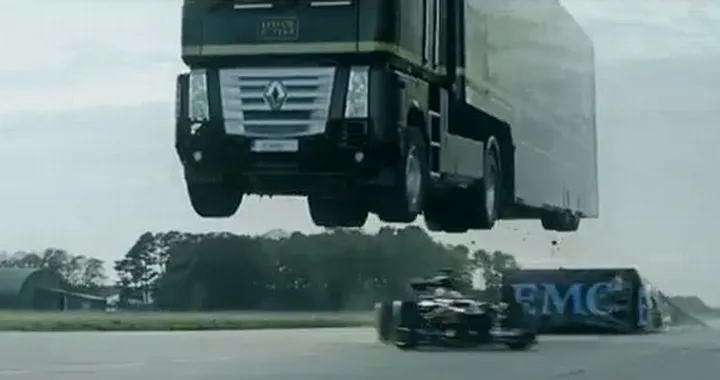 Il TIR della scuderia Lotus F1 salta una monoposto!