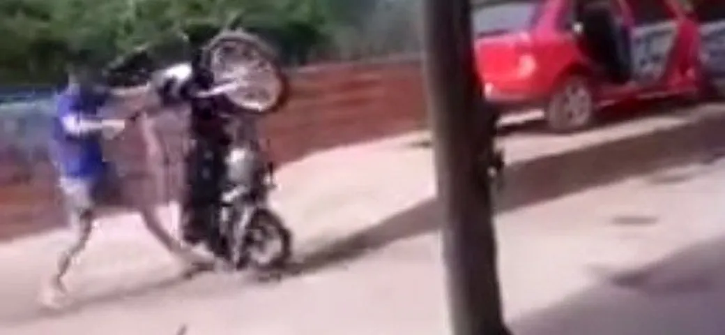 Video Epic Fail: motociclista freestyler dilettante sbatte la faccia sul muro