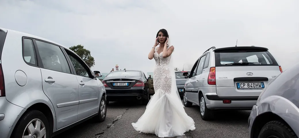 Pontina bloccata: sposa verso l'altare... in contromano!