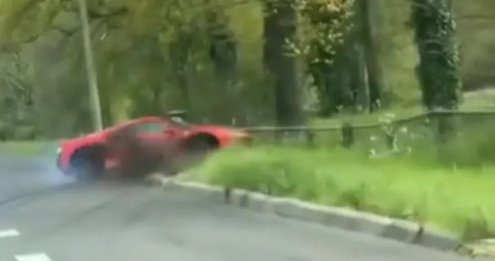 Accelera e distrugge una nuovissima Ferrari 488 Pista [Video]