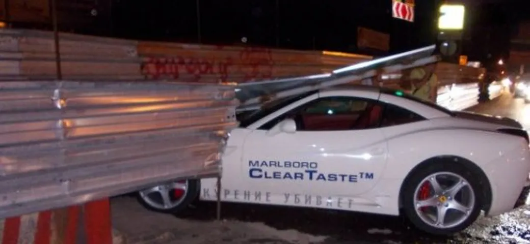 Ferrari California: ragazzo russo va a sbattere durante un test drive