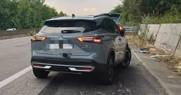 Sfregia il SUV per invidia, ma bordo c'è un ragazzino: denunciato