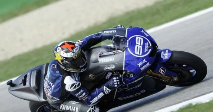 Misano MotoGP, il ko di Pedrosa "spinge" Lorenzo verso il titolo. Exploit di Rossi-Ducati